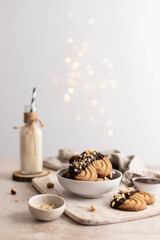 Spritz biscuits sablés ambiance de Noël au chocolat et noisette avec sapin et  bouteille de lait