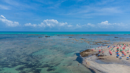 praia com águas cristalinas vista de drone