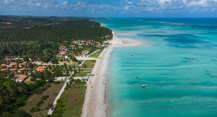 Obraz premium praia com águas cristalinas vista de drone