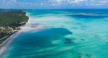 Obraz premium praia com águas cristalinas vista de drone