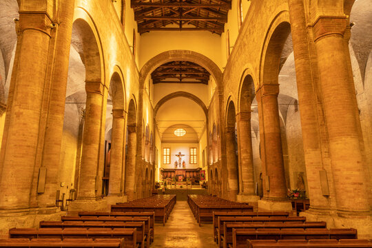 FORL&Iacute;, ITALY - NOVEMBER 11, 2021:  The nave of church Basilia San Mercuriale.