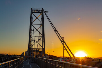 silhueta de ponte ao pôr do sol em Florianópolis 