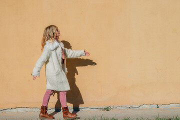 Obraz na płótnie Canvas woman in the street with coat walking