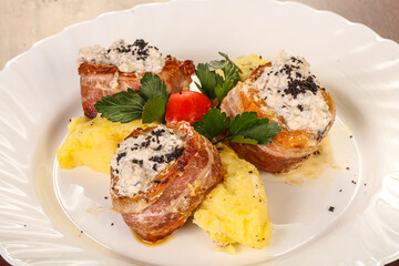 Baked pork medallions in bacon