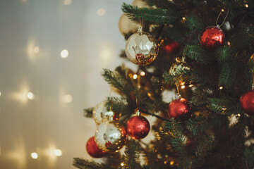 Obraz na płótnie Canvas Christmas background. Christmas tree with toys and garlands.