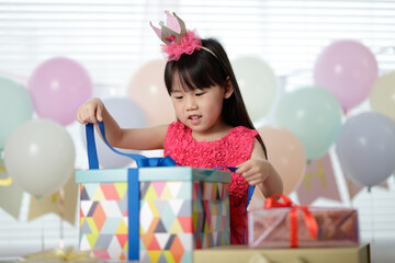 Fototapeta na wymiar young girl celebrating her 5th birthday at home