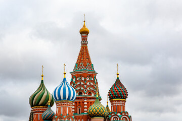 Fototapeta na wymiar Russian cathedral against heavy gray clouds.