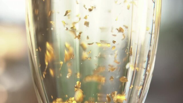 Detalle de copa de vino con l&aacute;minas de oro