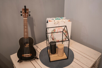 ukulele, prezenty i ozdoby na stoliku