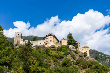 Fototapeta na wymiar Das Schloss Duval in den Südtiroler Alpen 