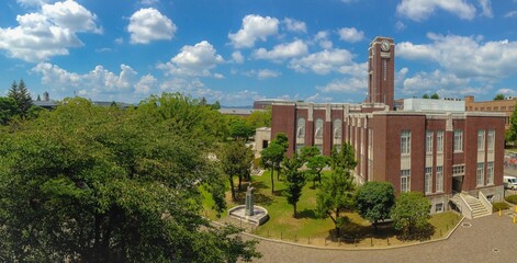 Fototapeta na wymiar 夏の大学キャンパス