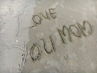 砂浜に書かれたメッセージ