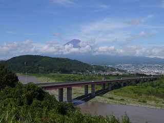 Obraz premium 鉄橋と奥にそびえる富士山