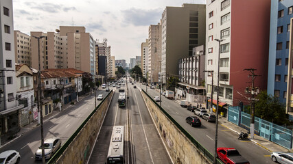 Obraz premium Sao Paulo, Brazil, November 17, 2021. Traffic on Francisco Matarazzo Avenue in west side of Sao Paulo city