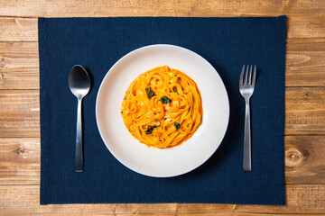 海老とほうれん草のトマトクリームパスタ