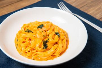 海老とほうれん草のトマトクリームパスタ