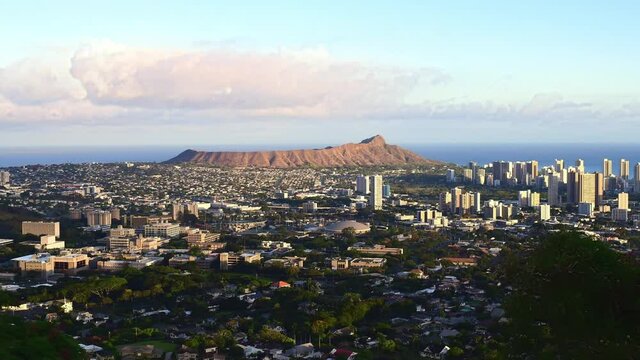 ハワイ　丘の上から見下ろすワイキキの街並みとダイヤモンドヘッド　タイムラプス　ズームイン