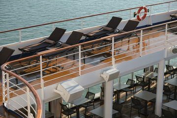 Sonnenliegen auf Luxus Kreuzfahrtschiff - Sun loungers and deck chairs on luxury Silversea...