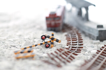 災害で倒壊した鉄道と駅のジオラマ風景