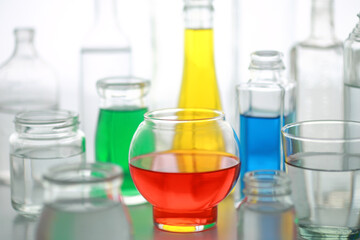 色の付いた水が入った瓶やコップ