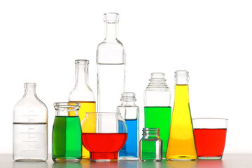 色の付いた水が入った瓶やコップ