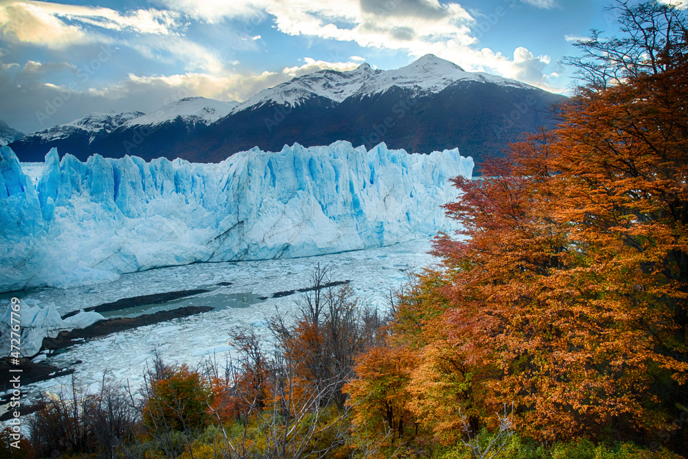 Wall mural south america, argentina, patagonia, el calafate. glacial ice on lake argentina.