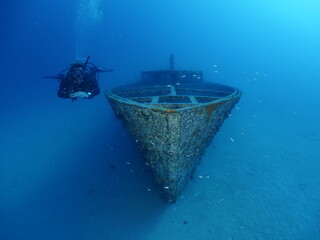 épave de navire paysage sous-marin naufrage métal au fond de l& 39 océan avec banc de poissons autour de plongeurs à explorer