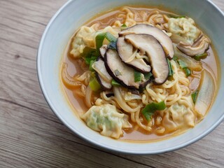 아시아 음식 표고버섯 만두 라면