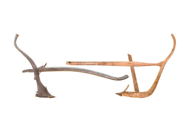 Obraz premium Agricultural old manual wooden plow isolated on white background with clipping path