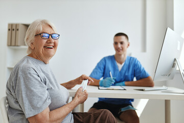 Fototapeta premium an elderly woman sitting in a doctor's office diagnostics