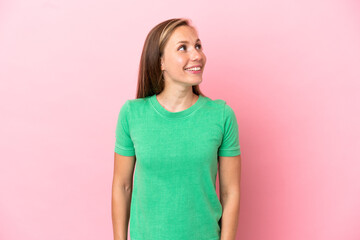 Obraz premium Young English woman isolated on pink background thinking an idea while looking up