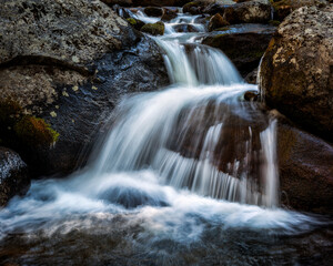 Obraz premium USA, California, Yosemite National Park, Alder Creek and icicles