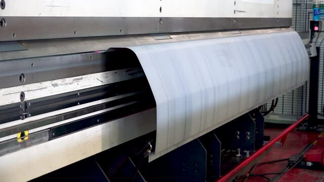 Professional machine for production and bending of metal sheets