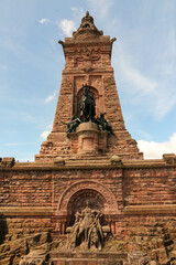 Frontaler Blick auf das Kyffhäuserdenkmal mit Reiterstandbild Kaiser Wilhelm I.