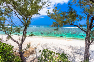 Fototapeta na wymiar Lagon turquoise et plage paradisiaque sous les filaos, île de la Réunion 