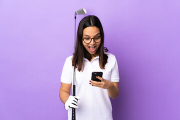 Young golfer woman over isolated colorful background surprised and sending a message