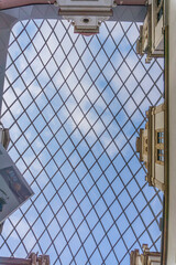 Obraz premium Clear sky seen through the barbed wire fence