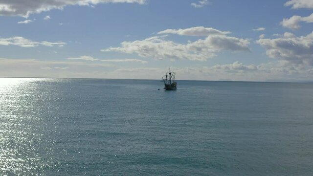vista de la Nao Victoria navegando en mar abierto