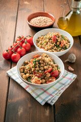 Deliziosa insalata vegetariana con farro perlato e ceci
