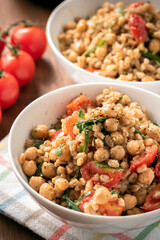 Deliziosa insalata vegetariana con farro perlato e ceci