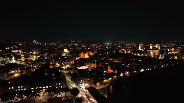 Roma di notte. Colosseo, Circo Massimo e colle del Palatino.
Spettacolare vista aerea di Roma di notte illuminata dalle luci.