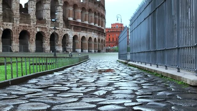 Il basolato dell'antica Roma al Colosseo.
Veduta aerea sul Colosseo e sulle pietre del Foro Romano