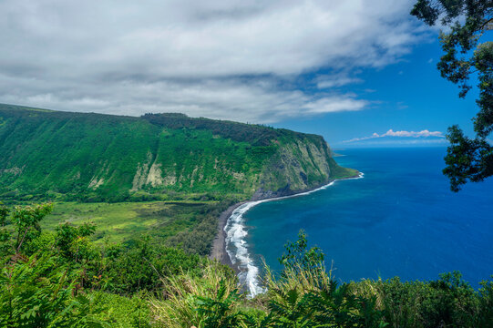 USA, Hawaii, Big Island of Hawaii. Waipio Valley, Waipio Bay and distant Kohala State Forest Reserve from Waipio Scenic Overlook.