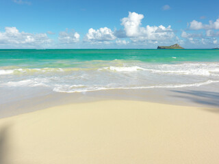 南の島の海に打ち寄せる波　