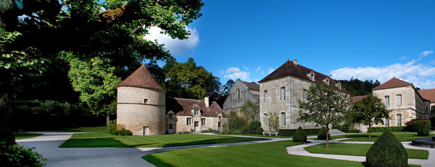Abtei Fontenay, Montbard, Kirche mit Taubenhaus im Park, Unesco-Welterbe