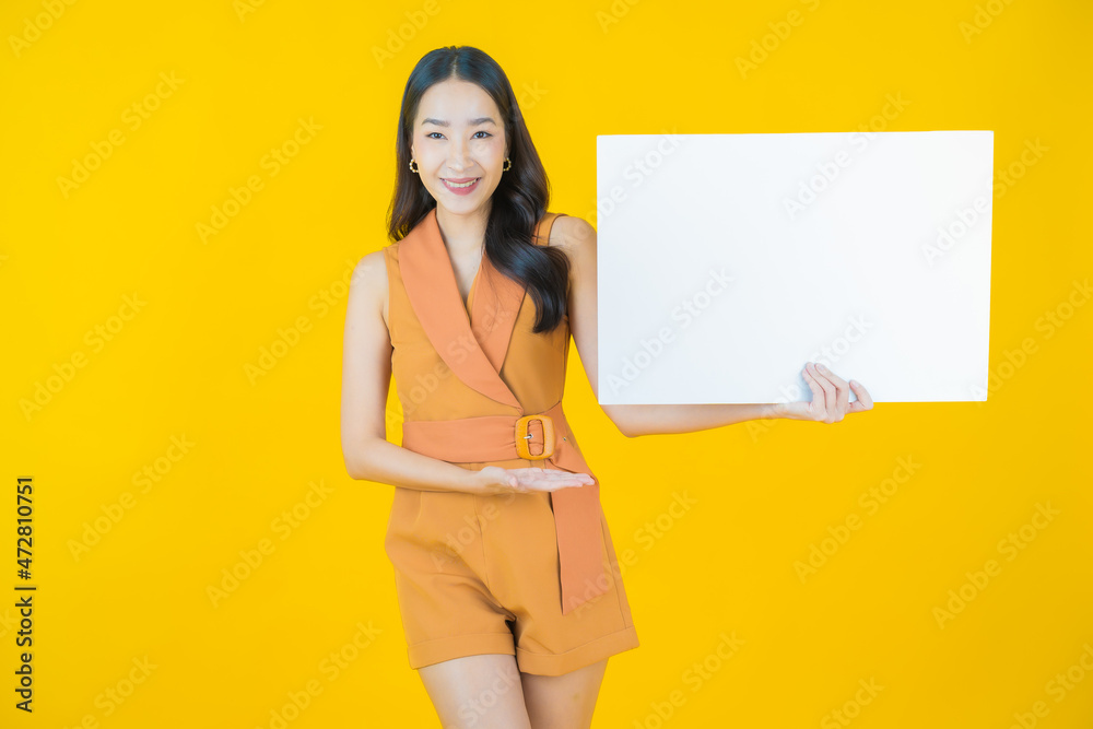 Wall mural Portrait beautiful young asian woman with empty white billboard