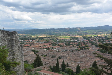 Fototapeta na wymiar veduta dall'alto di Gubbio città medievale dell'Umbria