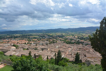 Fototapeta na wymiar veduda dall'alto di gubbio città medievale dell'umbria