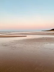 Deurstickers Lichtblauw strand bij zonsondergang