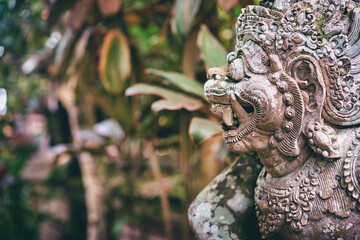 Obraz premium Sculpture and religion. Traditional hindu statue of demon at Bali temple.